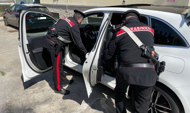 La perquisizione dell’auto (foto carabinieri)