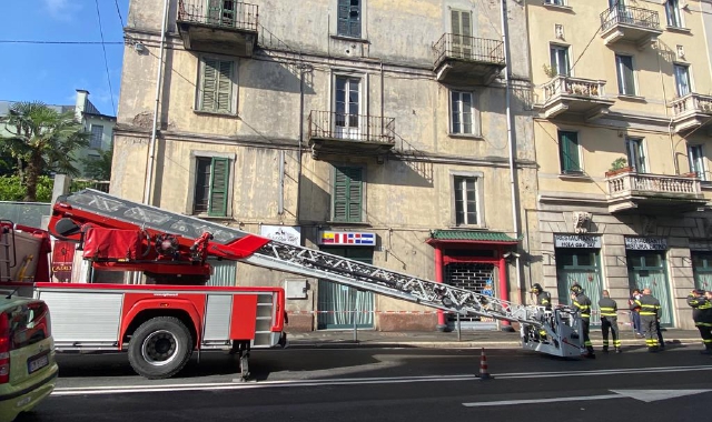 Varese, piovono calcinacci: transenne in via Magenta