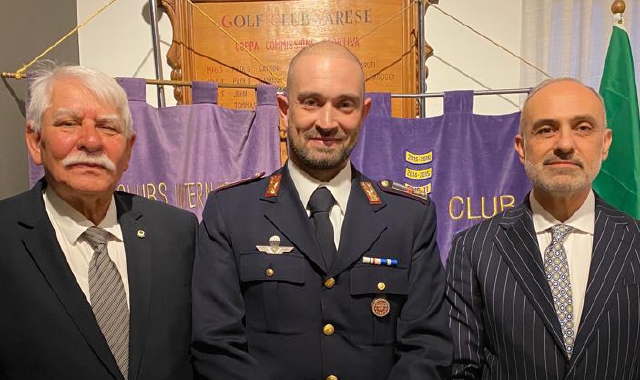 Francesco Malacarne, al centro, durante la premiazione (foto Agenzia Blitz)
