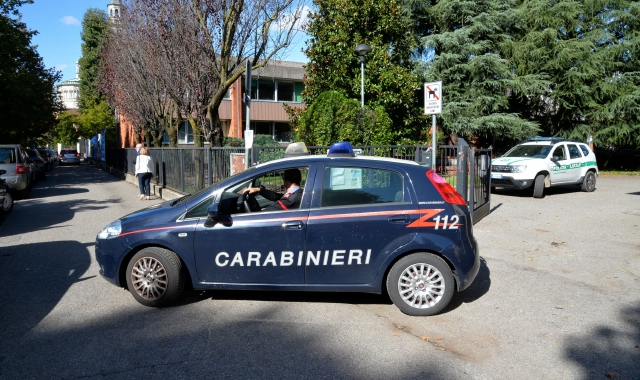 Saronno, infastidisce una ragazza e scappa