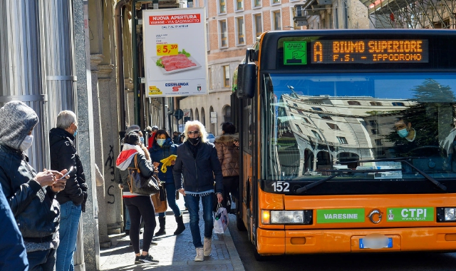 Varese, i bus “ballano”: «Colpa delle buche»
