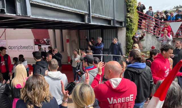 Tifosi alla partenza di Varese per la trasferta a Trieste