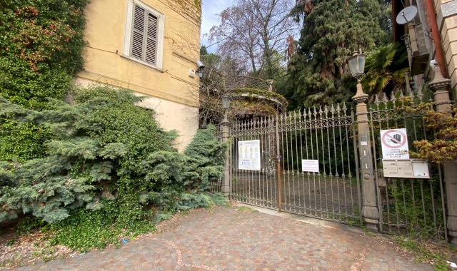 Nelle foto, l’esternoe l’interno di VillaCastiglioni, che dal 2018 è di proprietàdi un principe malese:gli indunesi speravanoche diventasseun resort di lussoma lo stato di degradoè invece peggiorato