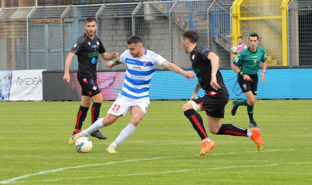 Un’azione di gioco della Pro Patria contro il Piacenza (foto Domenico Ghiotto)