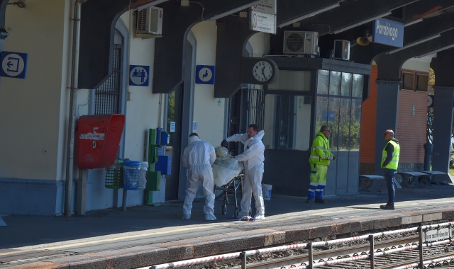 La tragedia questa mattina alla stazione di Parabiago (Pubblifoto)