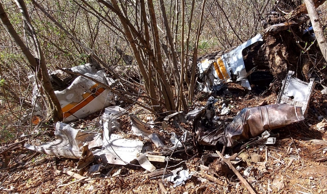 Ritrovamenti di rottami dell’aereo nei boschi della Valceresio (foto Redazione)