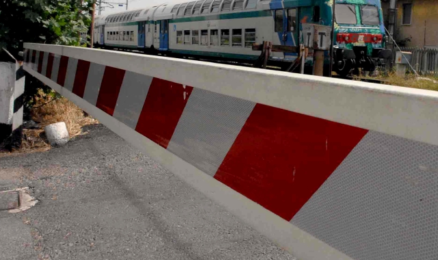Un passaggio a livello (foto Archivio)