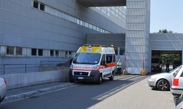 La donna è stata trasportata d’urgenza all’ospedale di Legnano