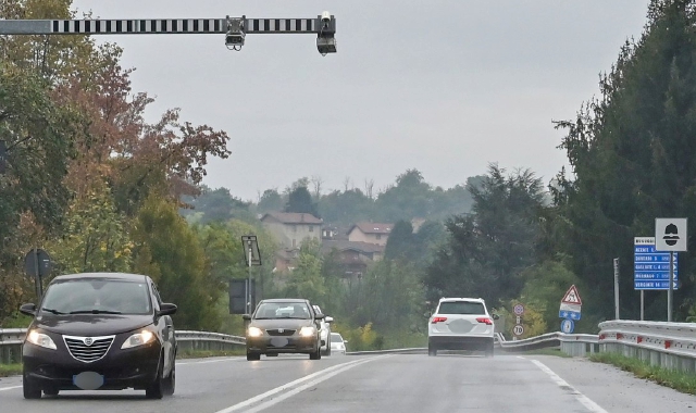 In alto e qui a sinistra l’autovelox di Buguggiate sulla Sp1, dove si nota che manca un’indicazione del 70 all’ora vicino al macchinario, cosa che invece accade qui a destra in viale Europa a Varese (foto Blitz)