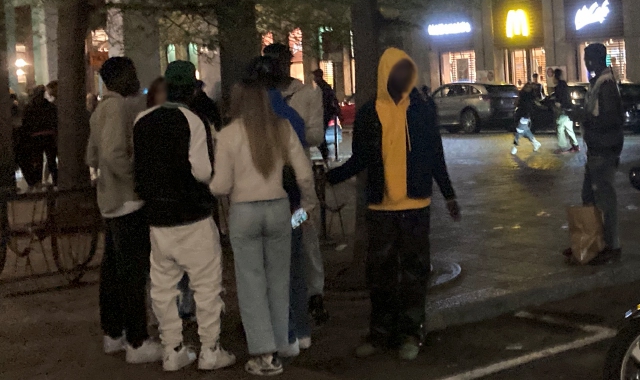 Ragazzi in piazza Garibaldi davanti al Mc Donald’s. In alto, tavolini pieni davanti alla chiesa di San Giovanni (Redazione)