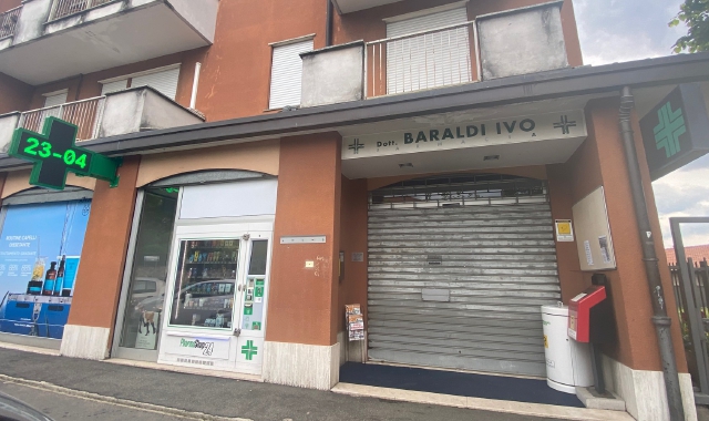 Blitz in farmacia: cinque incappucciati “catturati” dalle telecamere