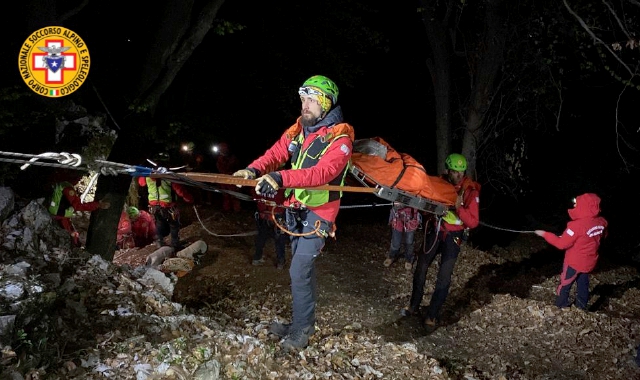L’intervento del Soccorso alpino nella grotta dove è rimasta ferita la donna (foto Archivio)