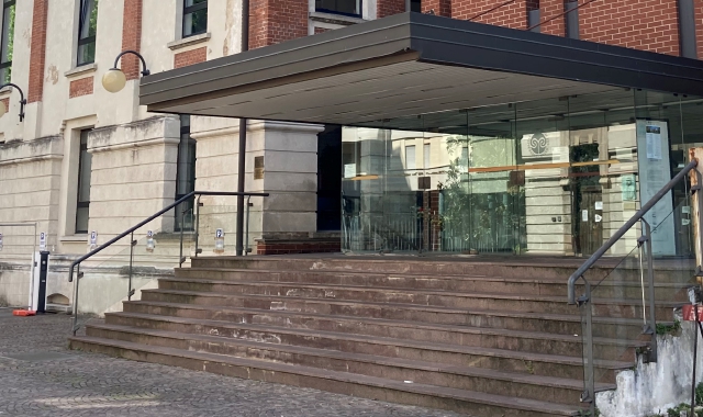 L’ingresso della sede distaccata dell’Università dell’Insubria ai Molini Marzoli. La convenzione con il Comune prevede la realizzazione di un nuovo edificio nell’area delle Ferrovie nord (Blitz)