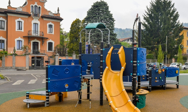 L’area giochi antistante la stazione (foto Archivio)