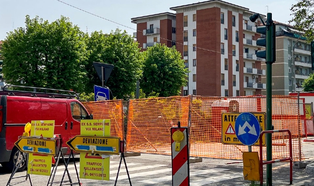 Il cartello che bloccava fino a ieri l’accesso alla bretella sull’A8 oggi verrà rimosso(foto Blitz)