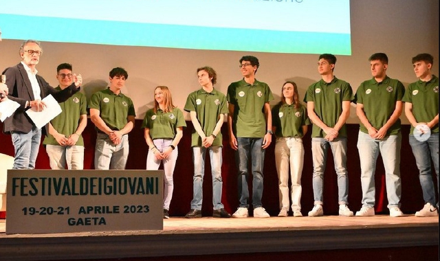 Gli studenti del Geymonat sul palco (foto Redazione)