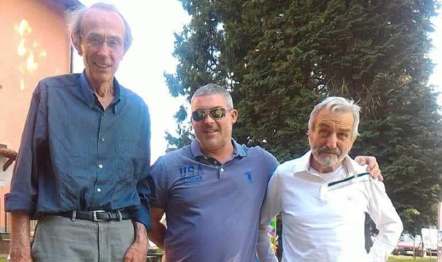Angelo Gatti (primo da sinistra) con accanto l’attuale sindaco Simone Tosi e più a destra Remo Julita, il primo cittadino predecessore di Gatti (foto Redazione)