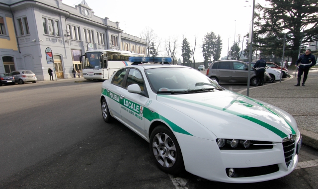 Gli agenti della polizia locale tornano a sorvegliare le stazioni della città : controlli tra i binari e le sale d’attesa dei passeggeri(Blitz)  