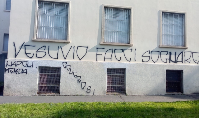 Scuola primaria imbrattata da scritte contro i napoletani(foto Elisa Petrocelli)