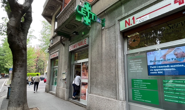 La farmacia di via Manzoni a Saronno (foto Blitz)