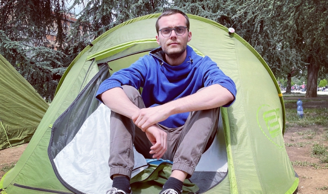 Lorenzo da Carnago in tenda fuori dal Politecnico di Milano