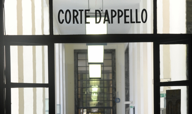 Moglie chiusa nella cabina armadio