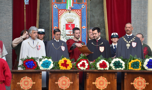 Un momento della cerimonia di iscrizione al Palio  delle contrade  durante l’edizione 2022. Domani la tradizione si ripete