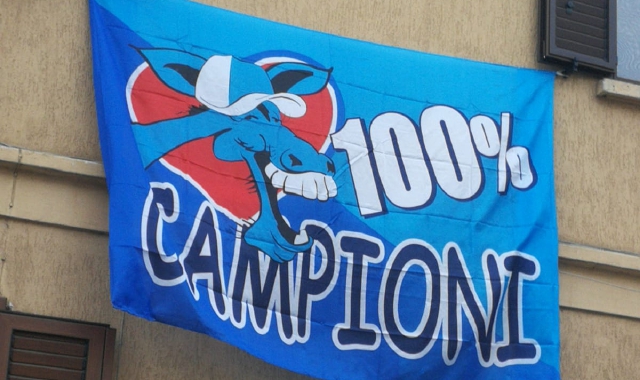 Varano Borghi, bandiere del Napoli rubate o bruciate