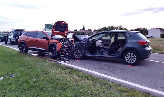 L’incidente frontale avvenuto a Parabiago (foto Vietta)