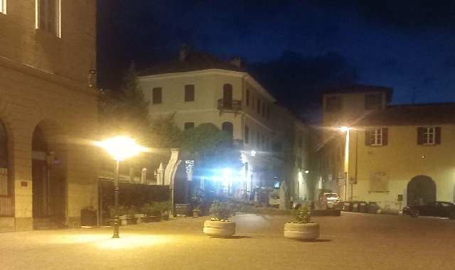 Arona, movida selvaggia. Danni alle auto