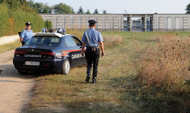 I carabinieri nel luogo dove fu ritrovato il cadavere di Aloisio (foto Archivio)