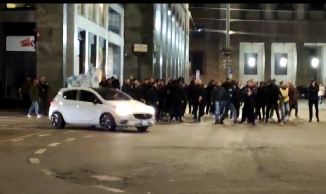 Ultras del Varese in piazza Monte Grappa durante i festeggiamenti dei tifosi napoletani