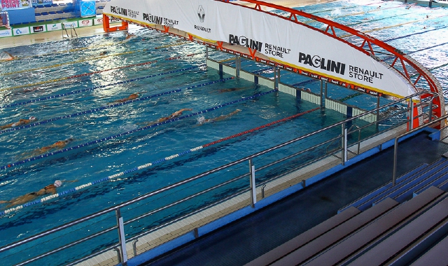 Busto: miasmi in piscina, nuotatori furibondi