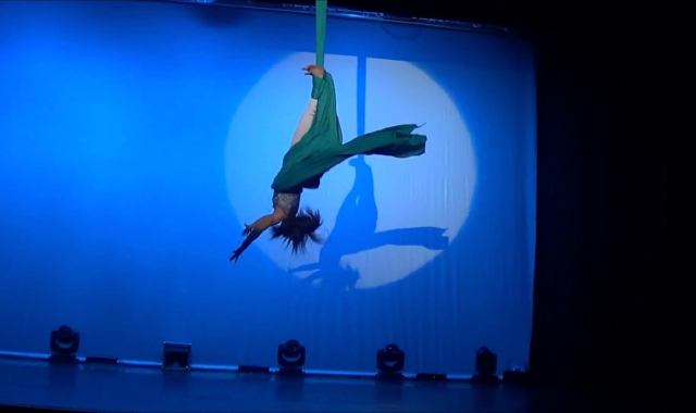 Un esercizio di danza aerea (foto youtube)