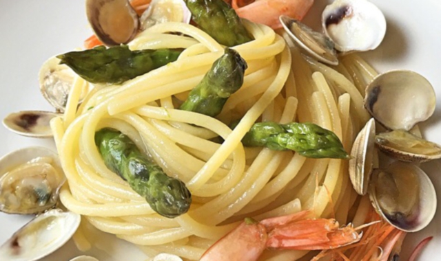 Pasta con asparagi, vongole e gamberetti