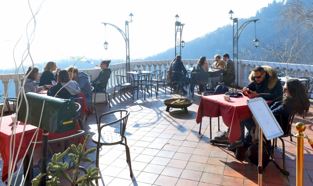 La terrazza di un bar al Sacro Monte