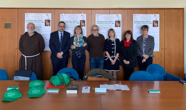 Il docente Fabio Minazzi e gli ospiti presenti al Festival dei Giovani Pensatori all’università dell’Insubria