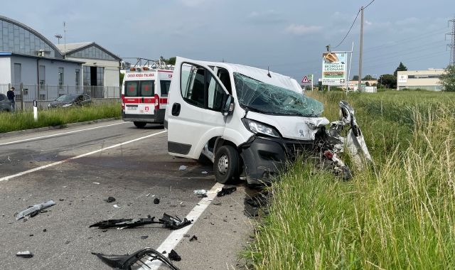 L’incidente è avvenuto al confine tra Saronno e Solaro (foto Domenico Ghiotto - Agenzia Blitz)