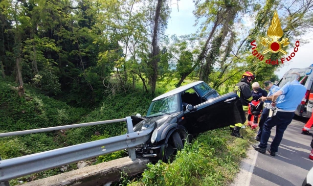 Sesto Calende, auto contro il guardrail: grave una donna