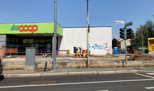 Legnano, nuovo asfalto nel parcheggio di via Melzi