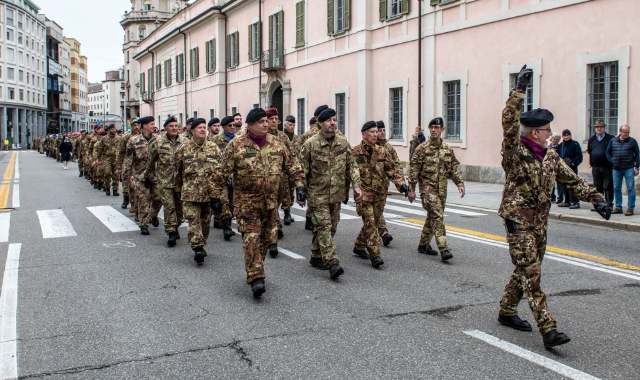 Militari della Compagnia della Formazione Unici che sfilano davanti Palazzo Estense, Varese