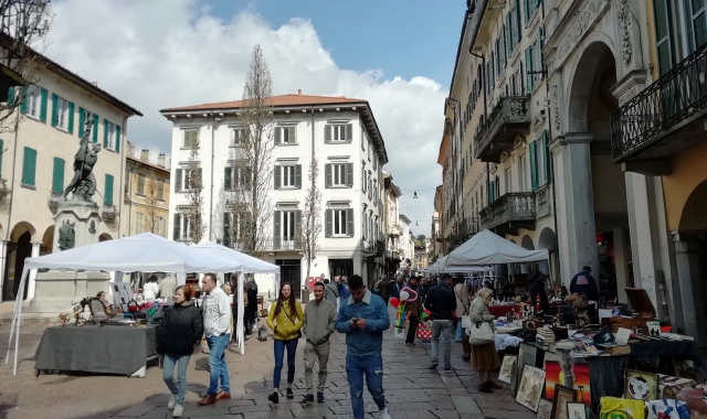 L’antico mercato bosino di Varese (foto Facebook/Mercatino Antiquariato Varese: Antico Mercato Bosino)