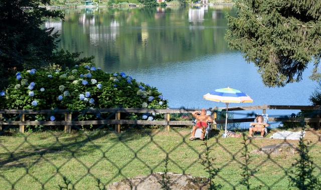 Comabbio, spiaggia e diffamazione: pace fatta