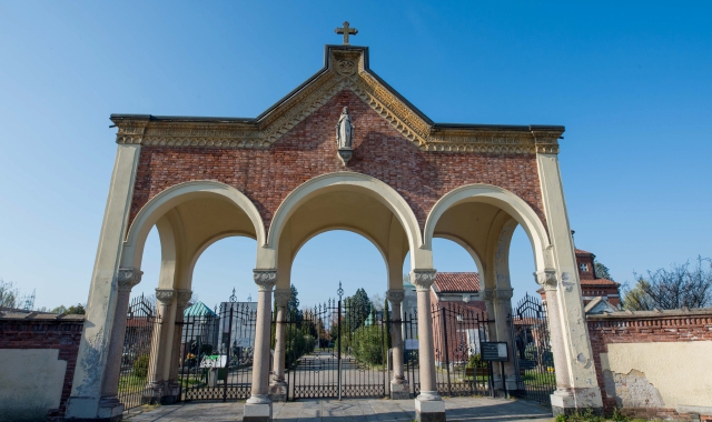 Castellanza, uomo trovato morto al cimitero