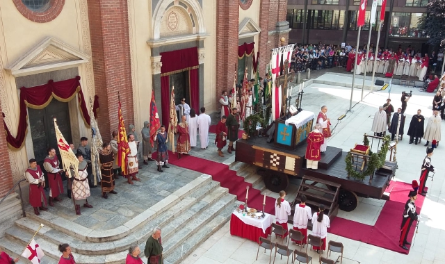 La messa sul carroccio in piazza San Magno, gremita