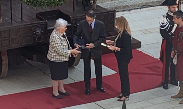 Il presidente Fontana consegna la Rosa Camuna a Mariapia Garavaglia