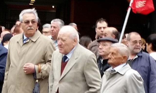 Giuseppe Gatti, al centro, durante una celebrazione (foto Facebook)