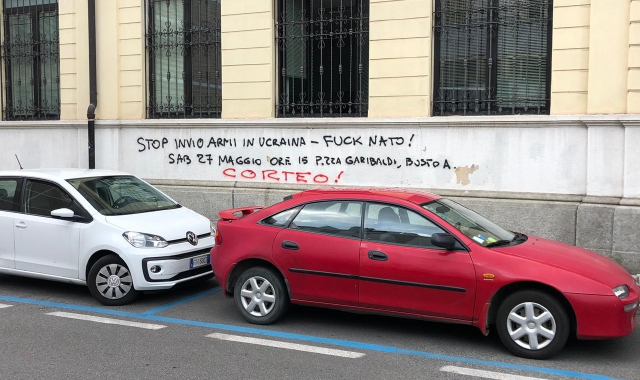 Le scritte sul Liceo Crespi di Busto Arsizio