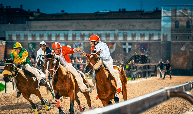 A lato alcune delle autorità del Palio insieme ai reggenti della contrada vincente di Legnarello che domenica ha ottenuto la dodicesima vittoria nella manifestazione con il fantino Antonio Siri. Sotto il tradizionale momento del cambio delle bandiere nell