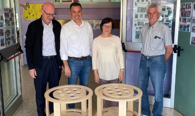 Solidarietà a Mornago. Presenza il presidente della Asd Polisportiva di Vinago e del dirigente scolastico della scuola (foto Redazione)